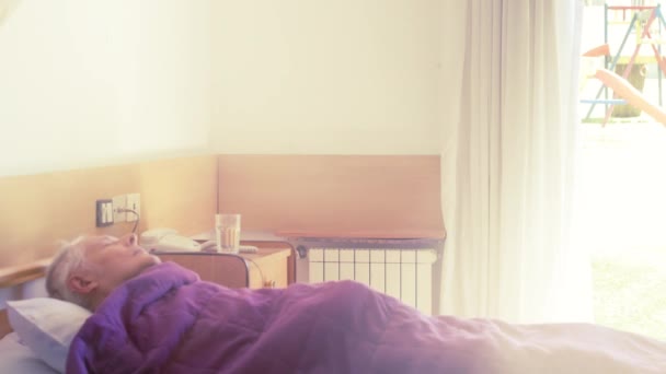 Yaşlı Adam Hastane Yatağında Dinleniyor — Stok video