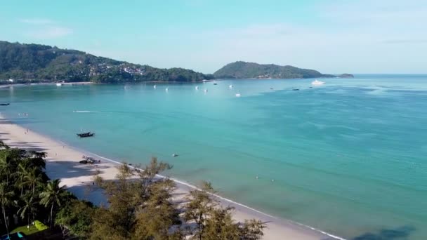 Patong tropikalna plaża z lotu ptaka, Phuket. Tajlandia. — Wideo stockowe