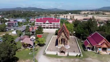 Phuket 'teki Wat Choeng Thale Tapınağının hava görüntüleri.