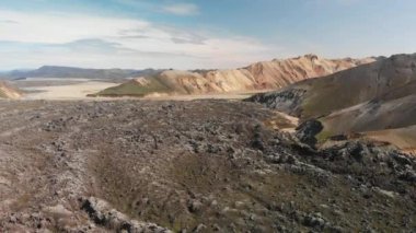 Landmannalaugar dağlarının ve gölün havadan görünüşü, İzlanda Dağları 'ndaki Fjallabak Doğa Koruma Alanı.