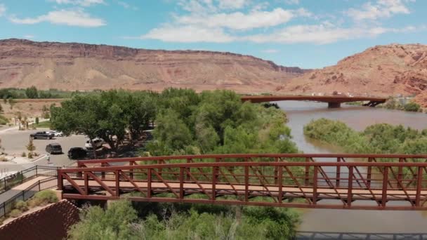 犹他州摩押附近的科罗拉多河 Arches国家公园网关 无人驾驶飞机提供的鸟瞰 — 图库视频影像