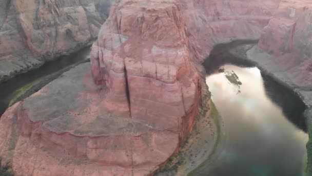 Légi kilátás Patkó Bend naplementekor, csodálatos kanyon és a folyó színei — Stock videók