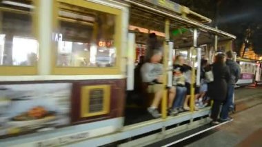 SAN FRANCISCO - 6 AĞUSTOS 2017: Pazar Caddesi 'nde geceleyin turistler ve yerlilerle tramvay