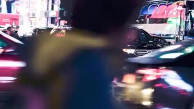 Manhattan, New York sokaklarındaki insanların görüntüleri.