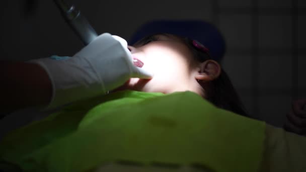 Filmaufnahmen Eines Entzückenden Kleinen Mädchens Zahnarztstuhl — Stockvideo