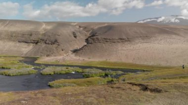 Landmannalaugar dağlarının ve gölün havadan görünüşü, İzlanda Dağları 'ndaki Fjallabak Doğa Koruma Alanı.