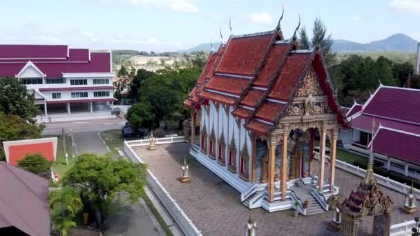 Riprese Aeree Del Tempio Wat Choeng Thale Phuket — Video Stock