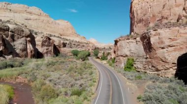 Zion Ulusal Parkı yolunda hareket halindeki arabalar, havadan görüş açısında.