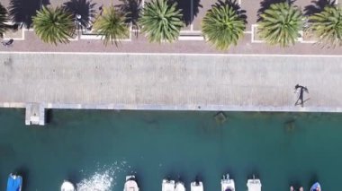 Güneşli bir günde güzel deniz kıyısının manzaralı görüntüleri.