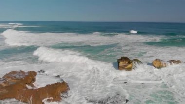 Güneşli bir günde güzel deniz kıyısının manzaralı görüntüleri.