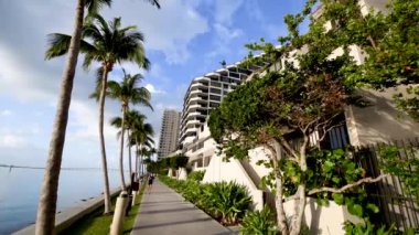 Güneşli bir günde deniz kıyısındaki otellerin manzaralı görüntüleri.