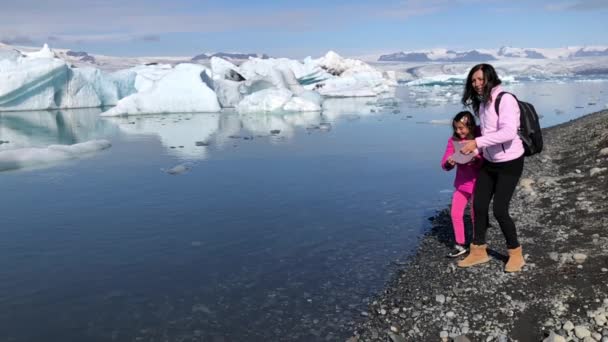 Filmati Madre Figlia Piedi Sul Palo Nord Davanti Iceberg Galleggianti — Video Stock