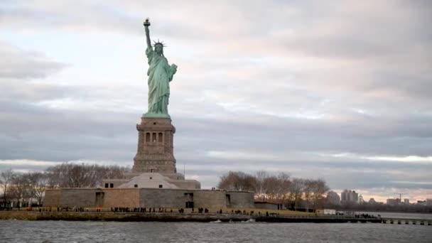 Riprese Della Statua Della Libertà New York Giorno Nuvoloso — Video Stock