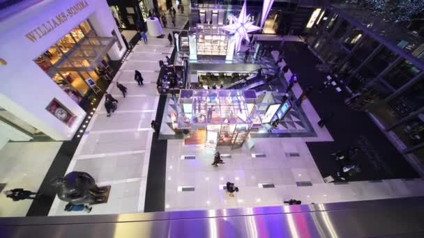 MANHATTAN, USA - GRUDZIEŃ 5, 2018: Wnętrze centrum handlowego na Manhattanie, Sklepy w Columbus Circle, Time Warner Center — Wideo stockowe