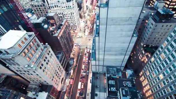 曼哈顿夜间慢速交通慢速飞行空中俯瞰图，美国纽约市 — 图库视频影像