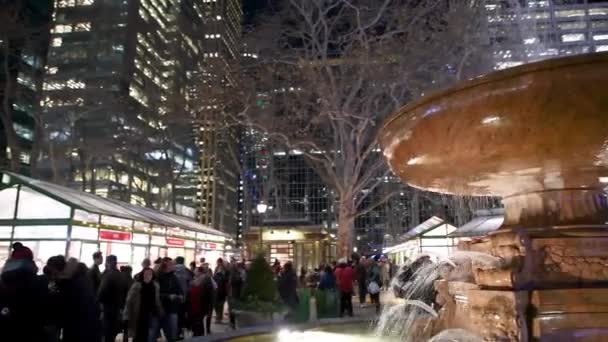 NEW YORK CITY, USA - 7. DEZEMBER 2018: Bryant Park Brunnen bei Nacht mit Touristen, Manhattan, New York City, USA — Stockvideo