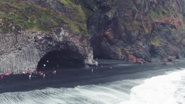 Widok z lotu ptaka na Reynisfjara Black Beach w sezonie letnim, Islandia — Wideo stockowe