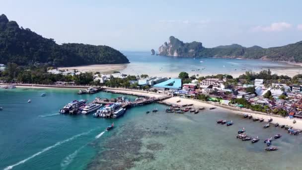 Vue aérienne du port de l'île Phi Phi et de la jetée Tonsai, Thaïlande. Mouvement lent — Video