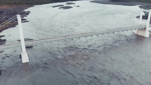 Jokulsa A Fjollum river and bridge, air view. Это вторая по длине река в Исландии. Его исток ледник Ватнайокалл. — стоковое видео