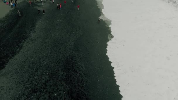 Рейнисфьяра Блэк Бич, Южная Исландия в летний сезон, вид с воздуха — стоковое видео