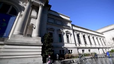 NEW YORK CITY, ABD - 7 Aralık 2018: New York 'taki Metropolitan Müzesi' nin dış görünümü