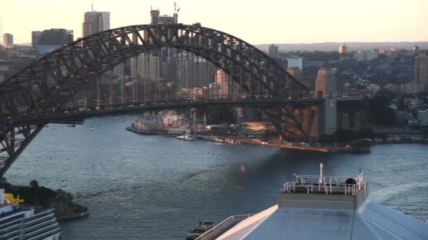 Vista aérea da área do porto de Sydney ao pôr do sol do telhado da cidade — Vídeo de Stock