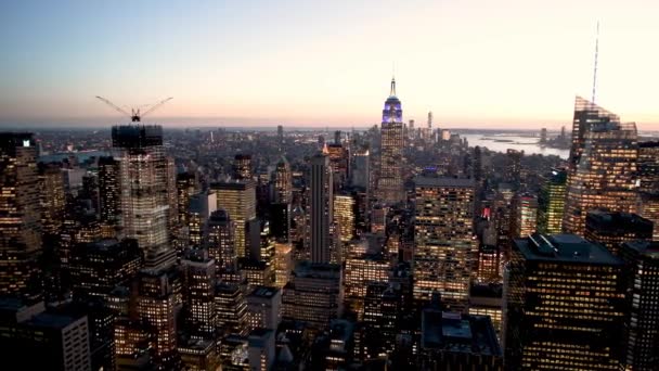 НЬЮ-ЙОРК Сити, США - 7 ДЕКАБРЯ 2018 года: Вид с воздуха на Мидтаун ночью, Манхэттен, Нью-Йорк, США — стоковое видео