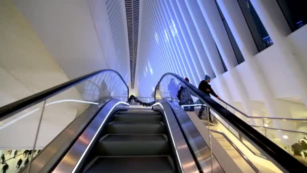 NEW YORK CITY - 2018 ARALIK: Dünya Ticaret Merkezi NYC metro istasyonundaki Oculus ulaşım merkezi merdivenleri, işe gidiş gelişler, koridorda yürüyen insanlar — Stok video