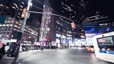 NEW YORK CITY - Kolomb Circle gece trafiği Manhattan 'da ağır çekimde, New York City, ABD