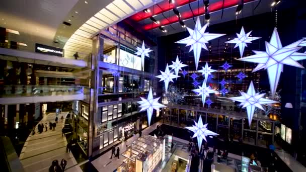 MANHATTAN, États-Unis - 5 DÉCEMBRE 2018 : Vue intérieure du centre commercial de Manhattan, The Shops at Columbus Circle, Time Warner Center — Video