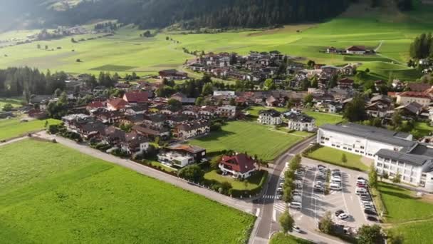 Légi kilátás Dobbiaco a nyári szezonban, Olasz Alpok — Stock videók
