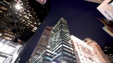 NEW YORK CITY - Aralık 2018: Manhattan gökdelenlerinin sokak manzarası, New York, ABD