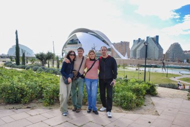 İspanya, Valencia 'yı ziyaret eden iki mutlu genç turist..