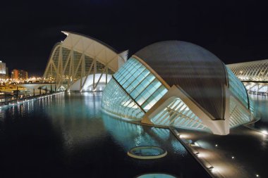 VALENCIA, İspanya - 5 Mart 2007: Güzel bir kış gecesinde modern şehir mimarisi.