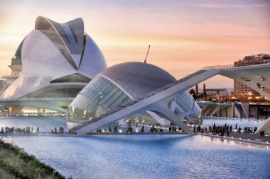 VALENCIA, İspanya - 5 Mart 2007: Güzel bir kış gecesinde modern şehir mimarisi.