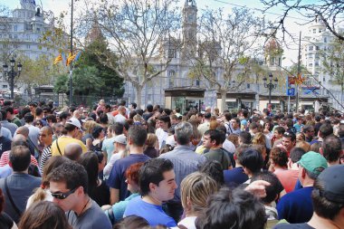 VALENCIA, İspanya - 3 Mart 2007: Valencia 'nın Fallas festivali için Belediye Meydanı' ndaki turistler ve yerel halk.