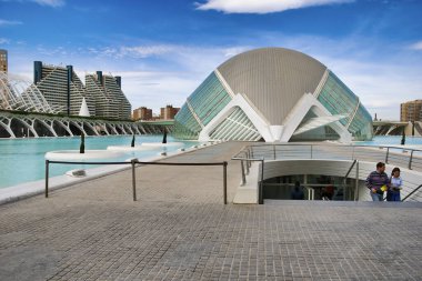 VALENCIA, İspanya - 4 Mart 2007: Güzel güneşli bir günde modern şehir mimarisi.