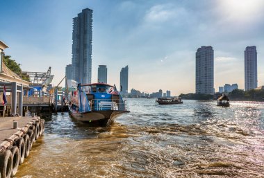 BANGKOK - 14 Aralık 2019: güneşli bir günde Chao Phraya nehri boyunca tekne. Gemi gezisi ünlü bir turistik merkezdir..