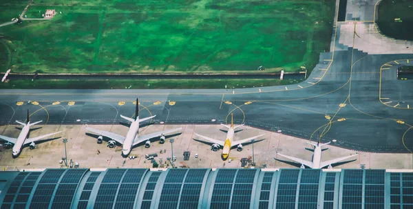 Pemandangan Udara Dari Beberapa Pesawat Yang Berlabuh Gerbang Bandara — Stok Foto