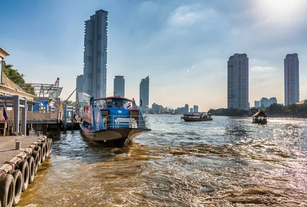 バンコク 12月14 2019 晴れた日にチャオプラヤ川沿いのボート クルーズは有名な観光名所です — ストック写真