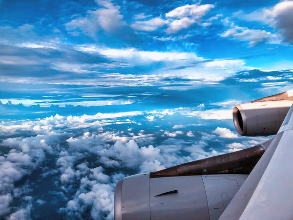 Flygplan Vinge Och Motor Ovanför Himlen Resebegrepp — Stockfoto