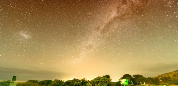 Yıldızlı Gökyüzü Samanyolu Kırsalın Karşısındaki Güzel Yol Astronomi Gecesi Manzarası — Stok fotoğraf