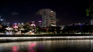 MALACCA, MALAYSIA - 27 ARALIK 2019: Gece nehir boyunca şehir binaları