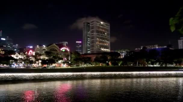 MALACCA, MALAYSIA - DECEMBER 27, 2019: Міські будівлі вздовж річки вночі — стокове відео