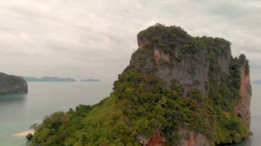 Tayland takımadaları, hava manzarası. Krabi eyaletindeki güzel adalar İHA 'dan görüldüğü gibi