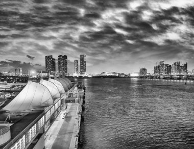 Miami Limanı, Florida 'da günbatımı. Yolcu gemisinden şehrin görüntüsü.