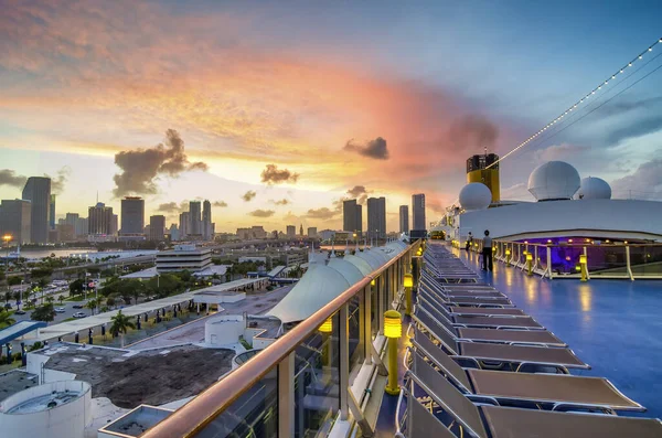 Gente Puente Cruceros Sorprendida Por Vista Sol Ciudad Rhe — Foto de Stock