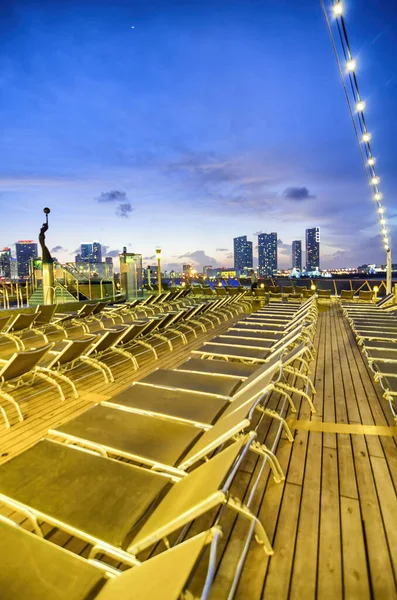 Crucero Sillas Cubierta Barcos Por Noche Con Vistas Ciudad Fondo — Foto de Stock