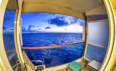 Günbatımında yolcu gemisinin balkonundan okyanus manzarası. Tatil ve rahatlama kavramı.