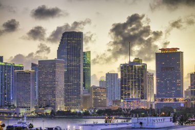Gece Miami şehir merkezinde. Şok edici şehir alacakaranlıkta yolcu gemisinden gökyüzüne yükseliyor..